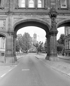 884976 Gezicht op de onderdoorgang tussen het 1e Administratiegebouw (HGB I) en het 2e Administratiegebouw (HGB II) van ...